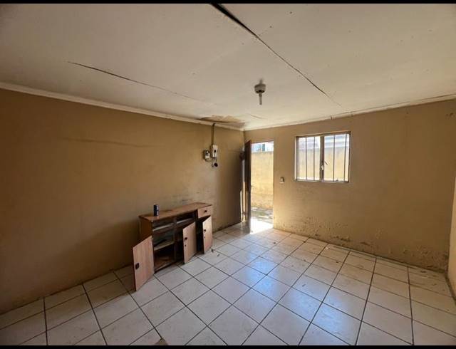 12 BEDROOM HOUSE FOR SALE IN LEACHVILLE EXT 3